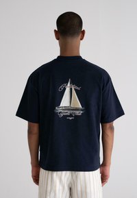 PROHIBITED - YACHT  - Print T-shirt - navy Thumbnail Image 1