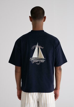 PROHIBITED YACHT - Print T-shirt - navy