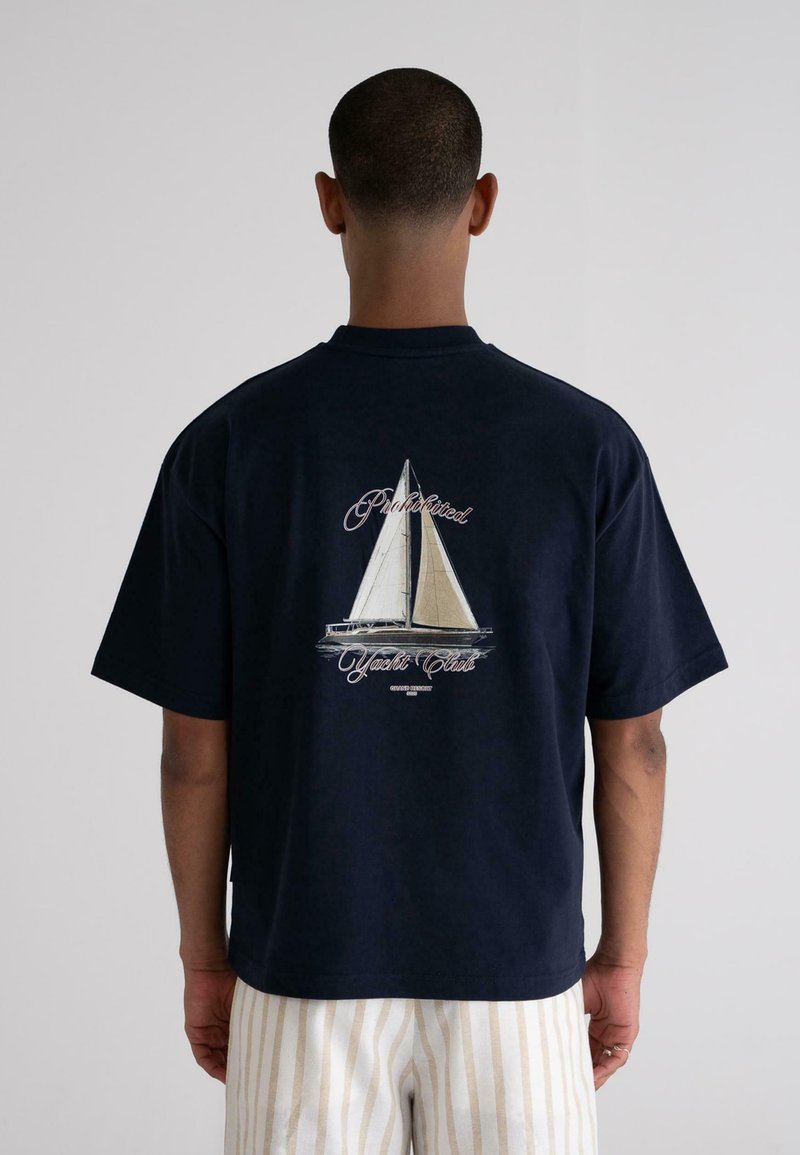 PROHIBITED - YACHT  - Print T-shirt - navy, Enlarge