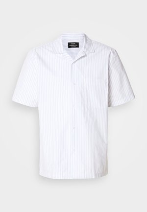 Lühikeste varrukatega valge särk helesiniste vertikaalsete triipudega, millel on terav krae ja üks rinna tasku.