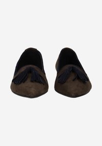 Mocassins en daim marron avec un bout pointu, ornés d'un accent de glands bleu marine sur le devant et d'une doublure intérieure lisse.