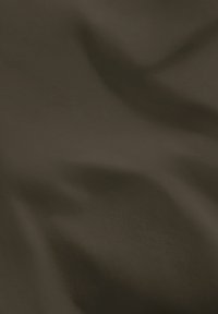 Tessuto marrone scuro con una texture liscia e pieghe sottili, che mostra un colore uniforme senza motivi. Adatto per varie applicazioni tessili.