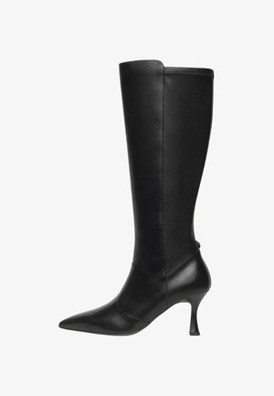 Bottes noires en cuir, montantes jusqu'au genou, à bout pointu, avec un talon fin et un design minimaliste, ornées d'un détail à l'arrière près du talon.