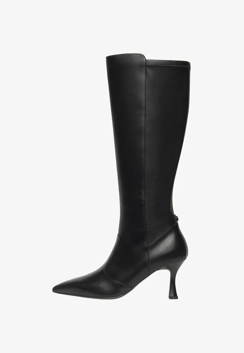 Schwarzer kniehoher Lederstiefel mit spitzem Schuhkopf, dünnem hohen Absatz, minimalistischem Design und einem Akzentdetail an der Ferse.