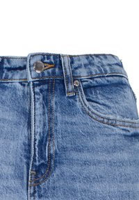 Jeans in denim blu a vita alta con una leggera lucentezza, caratterizzati da cuciture gialle, un bottone frontale e quattro tasche. Texture morbida, design classico.