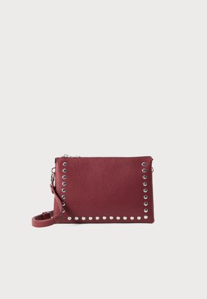 Borsa in pelle rossa texture con dettagli in borchie argentate lungo i bordi. Presenta una chiusura con zip e una tracolla regolabile per maggiore versatilità.