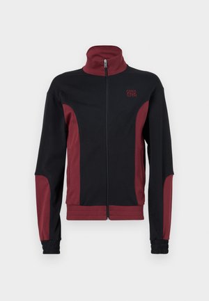 Chaqueta deportiva negra y burdeos con alto cuello, cremallera completa, tejido texturizado y puños elásticos. Presenta un logo en el pecho.