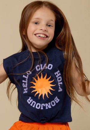 Navyblauwe katoenen T-shirt met een zon graphic in oranje, omringd door gekleurde tekst: "HELLO CIAO HOLA BONJOUR." Casual ontwerp, geknoopt aan de voorkant.