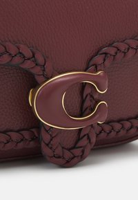 COACH TAB MESS BURNISHED AMBER ONE - Taška cez plece - wine