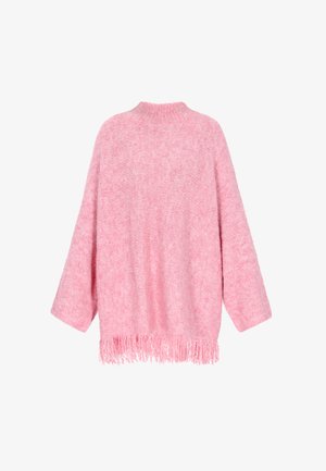 Vaaleanpunainen neulottu neulepaita, jossa on korkea kaula-aukko, väljä fit ja pitkät hihat. Helmassa on fringe-tyylisiä yksityiskohtia, jotka lisäävät tekstuuria.