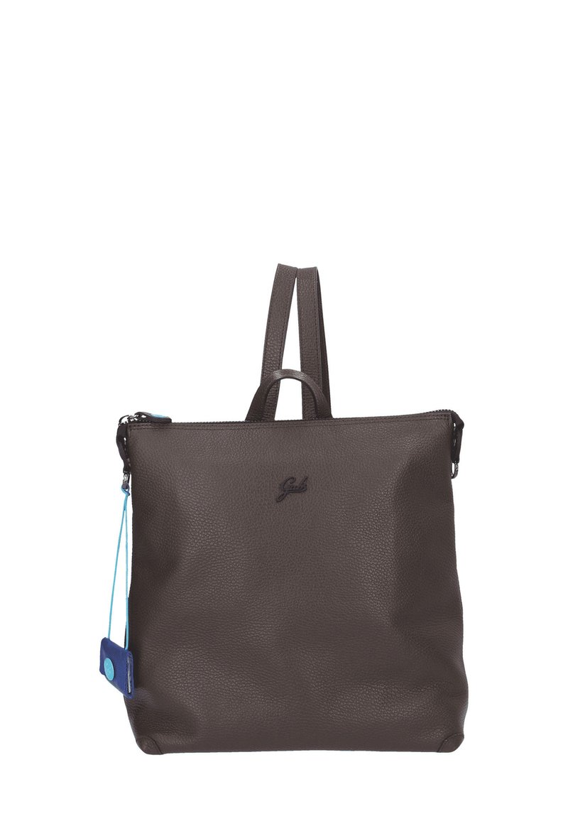 Borsa tote in pelle marrone dalla texture strutturata, con due manici superiori e chiusura con zip. Presenta una targhetta blu accentata e un logo in rilievo sulla parte frontale.