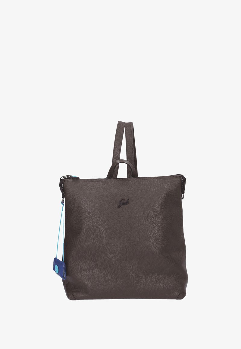 Borsa tote in pelle marrone dalla texture strutturata, con due manici superiori e chiusura con zip. Presenta una targhetta blu accentata e un logo in rilievo sulla parte frontale.