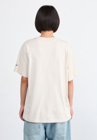 Nike Sportswear PHOENIX TEE - Camiseta estampada - orewood