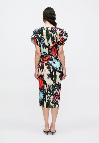 Φωτεινό λουλουδάτο φόρεμα με κοντά φουσκωτά μανίκια, εφαρμοστή γραμμή και περίπλοκα μοτίβα σε κόκκινο, μπλε, πράσινο και μαύρο σε ανοιχτό φόντο.