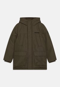 Parka verde oliva con cappuccio, chiusura con zip, due tasche applicate frontali e logo ricamato sul petto. Tessuto liscio con vestibilità comoda.