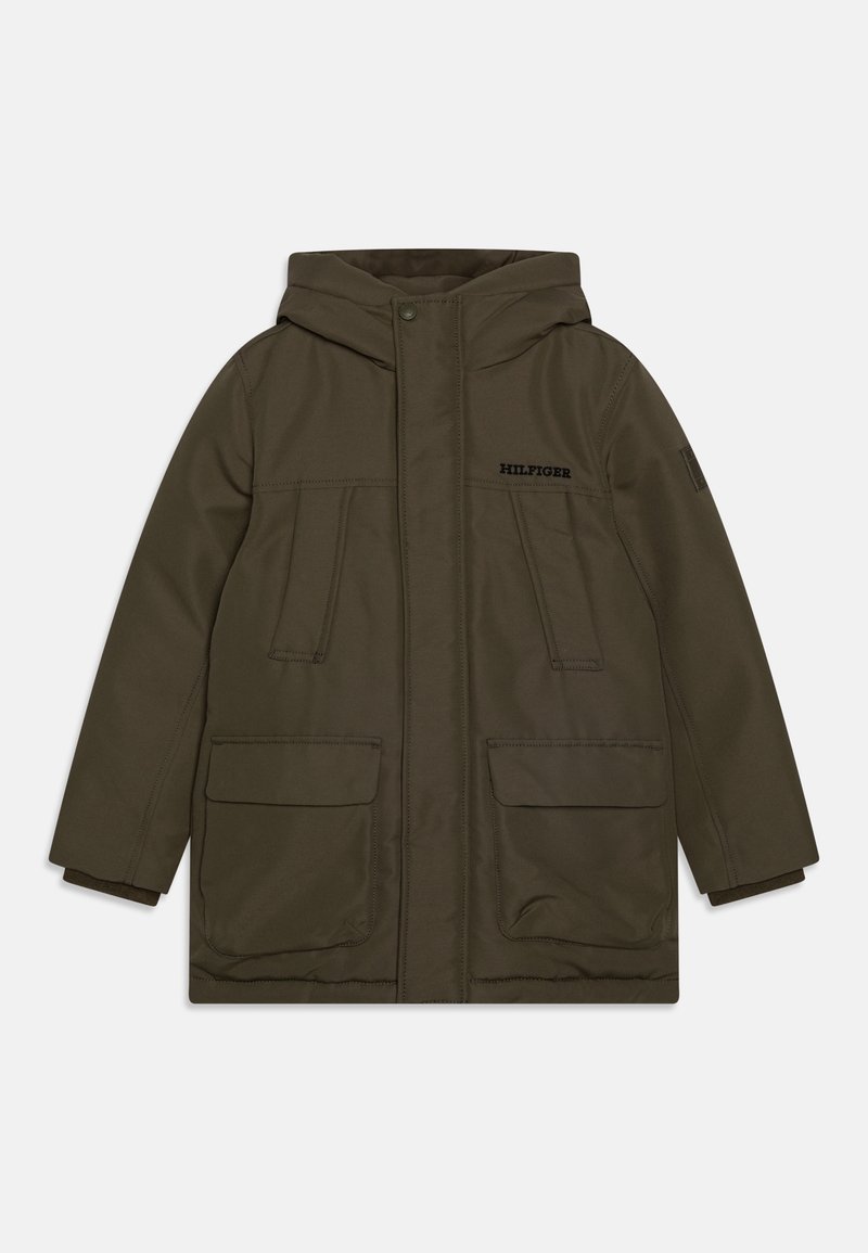 Parka verde oliva con cappuccio, chiusura con zip, due tasche applicate frontali e logo ricamato sul petto. Tessuto liscio con vestibilità comoda.