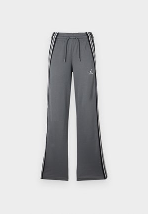 Szare spodnie dresowe z elastycznym paskiem, bocznymi paskami i małym logo. Wykonane z miękkiego materiału, charakteryzujące się szerokim krojem nogawek i gładką teksturą.