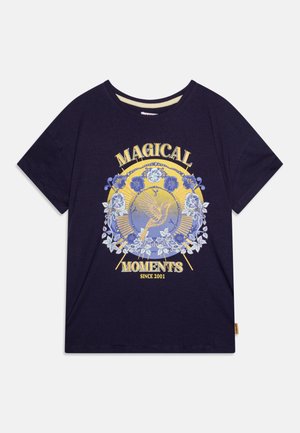 Marineblaues T-Shirt mit Rundhalsausschnitt, versehen mit einem gelben und lila kreisförmigen Blumendesign, einem Vogel und dem Text "MAGICAL MOMENTS SINCE 2001."