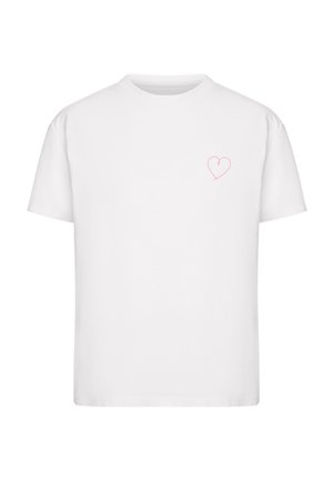 T-shirt blanc à manches courtes avec un petit contour de cœur rouge fin sur le côté gauche de la poitrine, fond uni.