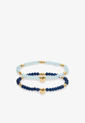 Zwei elastische Armbänder mit facettierten hellblauen und dunkelblauen Perlen, goldenen Akzenten und kleinen goldenen Markenzeichen.
