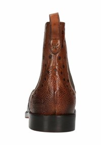 Botín de cuero marrón con un patrón texturizado, paneles laterales elásticos y un tacón distintivo. Presenta detalles de costura y una lengüeta.