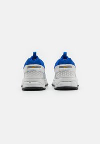 Nike tossud sinise tekstuuriga ülemise osaga, valge vahekihiga, musta tallaga ja kollase aktsendiga. Omab tõmbenuppu ja võrgupaneele.