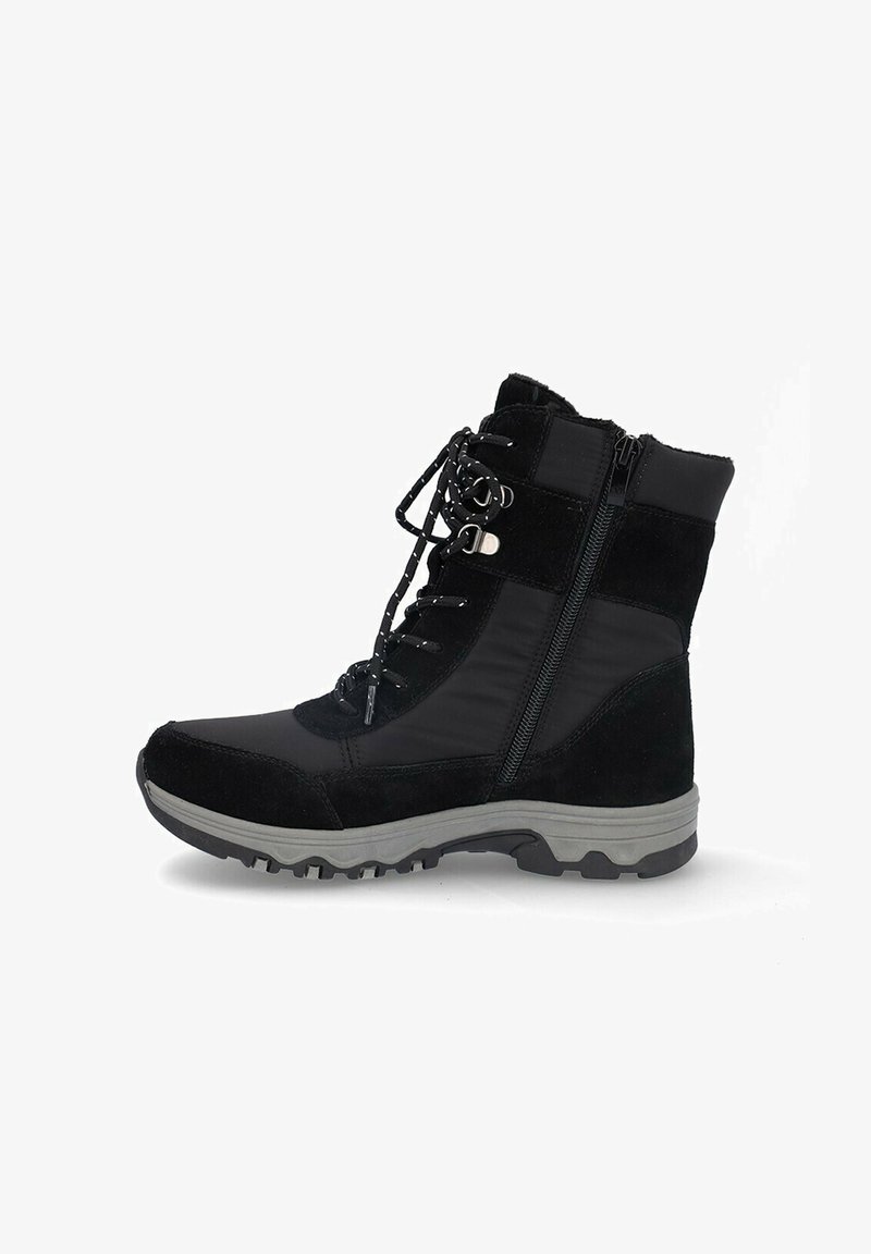 Bota de tobillo negra para exterior que presenta una combinación de ante y materiales sintéticos, puntera redonda, cordones en la parte frontal y cremallera lateral. Suela de goma gruesa.