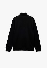 Zwarte sweatshirt met hoge kraag, lange mouwen en geribbelde manchetten en zoom. Zachte textuur, minimalistisch design, zonder zichtbare logo's of patronen.