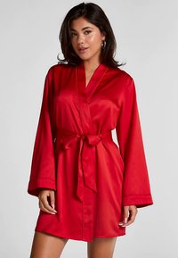 Rode satijnen badjas met een wikkelontwerp, lange mouwen en een ceintuur om te strikken. De gladde textuur en glanzende afwerking versterken de elegante uitstraling.