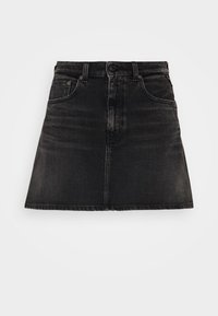 Černá džínsová sukně s rozšířeným střihem, pěti kapsami, zapínáním na knoflíky vpředu a jemným blednutím pro texturu.