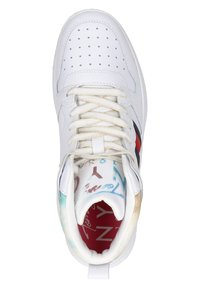 Sneaker alta bianca con punta perforata, lacci crema e design interno multicolore con accenti grafici. Soletta rossa.