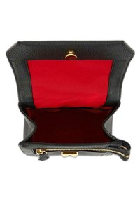 Sac à main en cuir noir avec un extérieur texturé, doublure en tissu rouge, quincaillerie dorée et fermeture éclair. Vue ouverte montrant un espace de rangement généreux.