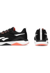 Mustad must sportlikud kingad, millel on võrkleht ja sünteetilised lisad, samuti oranžid aktsendid, valged triibud, pehmendatud tald ja sümbol kandmisel.