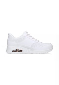 Scarpa da ginnastica bianca con una parte superiore in sintetico liscio, dettagli perforati, lacci rosa chiaro e ammortizzazione d'aria visibile nella suola.