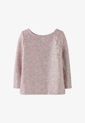 Błyszcząca, jasnoróżowa bluzka z długim rękawem, z dekoltem w łódkę i błyszczącą, teksturowaną tkaniną.
