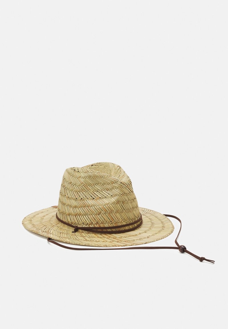 Chapeau de paille tissé à large bord avec une sangle de menton réglable marron, posé à plat sur un fond blanc.