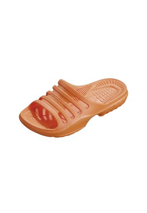 Einzelne orangefarbene Slip-On-Sandale mit strukturierter Sohle und drei horizontalen Riemen vorne zur Belüftung und Unterstützung.
