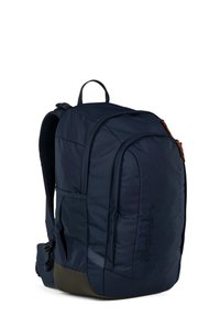 Sac à dos bleu marine avec un dos rembourré, un dessus à double fermeture éclair et une poche latérale en mesh. Comprend un logo sur le devant et un panneau inférieur texturé.