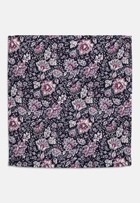 Bufanda estampada con un fondo azul marino oscuro y diseños florales intrincados en rosa, blanco y verde, hecha de un tejido suave.