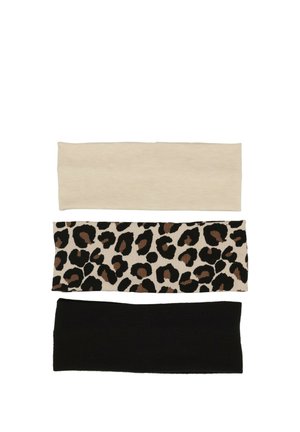 Tre fasce per capelli in tessuto a coste nei colori beige, stampa leopardata e nero, disposte verticalmente su uno sfondo bianco.