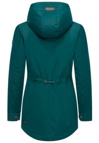 Veste imperméable bleu canard avec capuche, taille cintrée et poignets boutonnés. Présente un patch de marque sur le dos et une texture lisse.