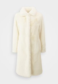 Hvid faux fur frakke med en blød tekstur, lange ærmer og krave. Har frontlommer og en lige silhuet.