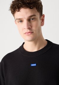 HUGO SAN CASEY - Striktrøje - black