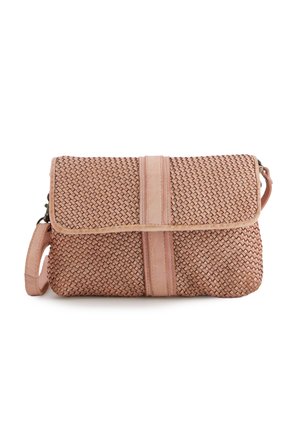 Tan vævet læder clutch taske med klaplukning og matchende strop, rektangulær form, detaljeret med en glat læderstribe ned midten.