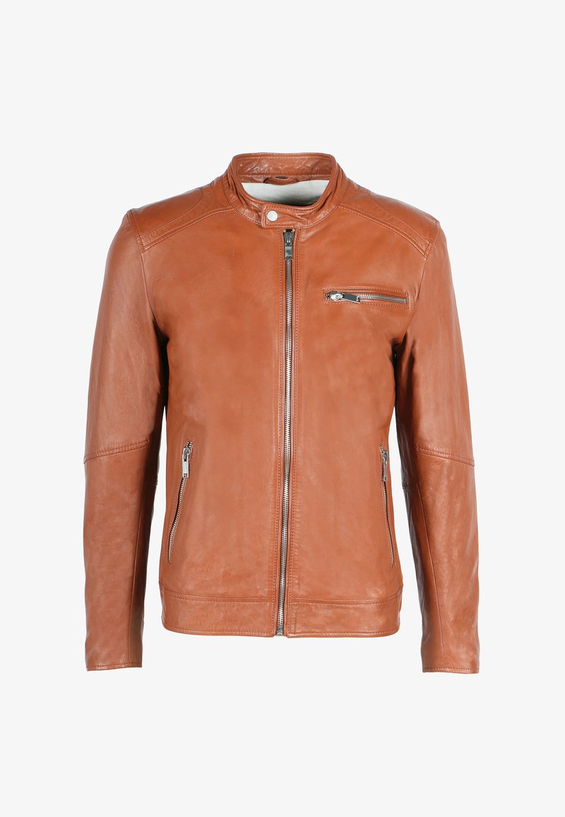 Bruine leren jas met een slim fit ontwerp, hoge kraag en twee zijzakken met rits. Voorzien van een ritszak op de borst en een gladde textuur.