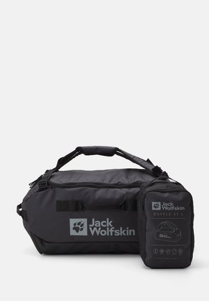 Zwarte sporttas met een bovenrits en gevoerde handvatten, met een logo en maatlabel. Inclusief een compacte opbergzak voor extra gemak.