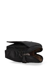 Borsa in nylon nera con doppia cerniera, design piatto e un interno beige. Presenta una copertura a pattina e piccoli dettagli in metallo.