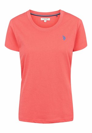 Korall színű pamut póló kerek nyakkivágással, rövid ujjakkal, bal oldalon kék hímzett logóval. Sima textúra és laza szabás.