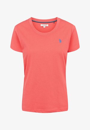 Koraliowa bawełniana koszulka z okrągłym dekoltem, krótkimi rękawami i niebieskim haftowanym logo na lewej piersi. Gładka tekstura i luźny krój.