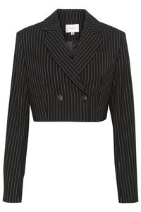 Blazer nero tagliato con righe bianche, design doppiopetto, revers classici, maniche lunghe e una tasca sul petto.